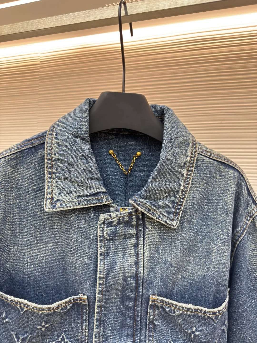 LOUIS VUITTON embossed pocket denim jacket ●Authentic product: Purchased and developed by 14219 ●Item number: 1680250-B95 ●Fabric: Denim denim fabric ●Technology: Heavy industrial washing ●Version: Fitted version ●Size: 46-48-50-52 ●Weight: about 1255g ●Description: The overall wiring is straight and delicate, the fabric is comfortable and soft, the color is consistent and there is no color difference